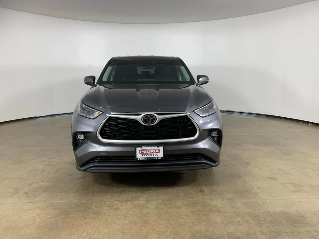 Used 2022 Toyota Highlander LE AWD/4WD image 3