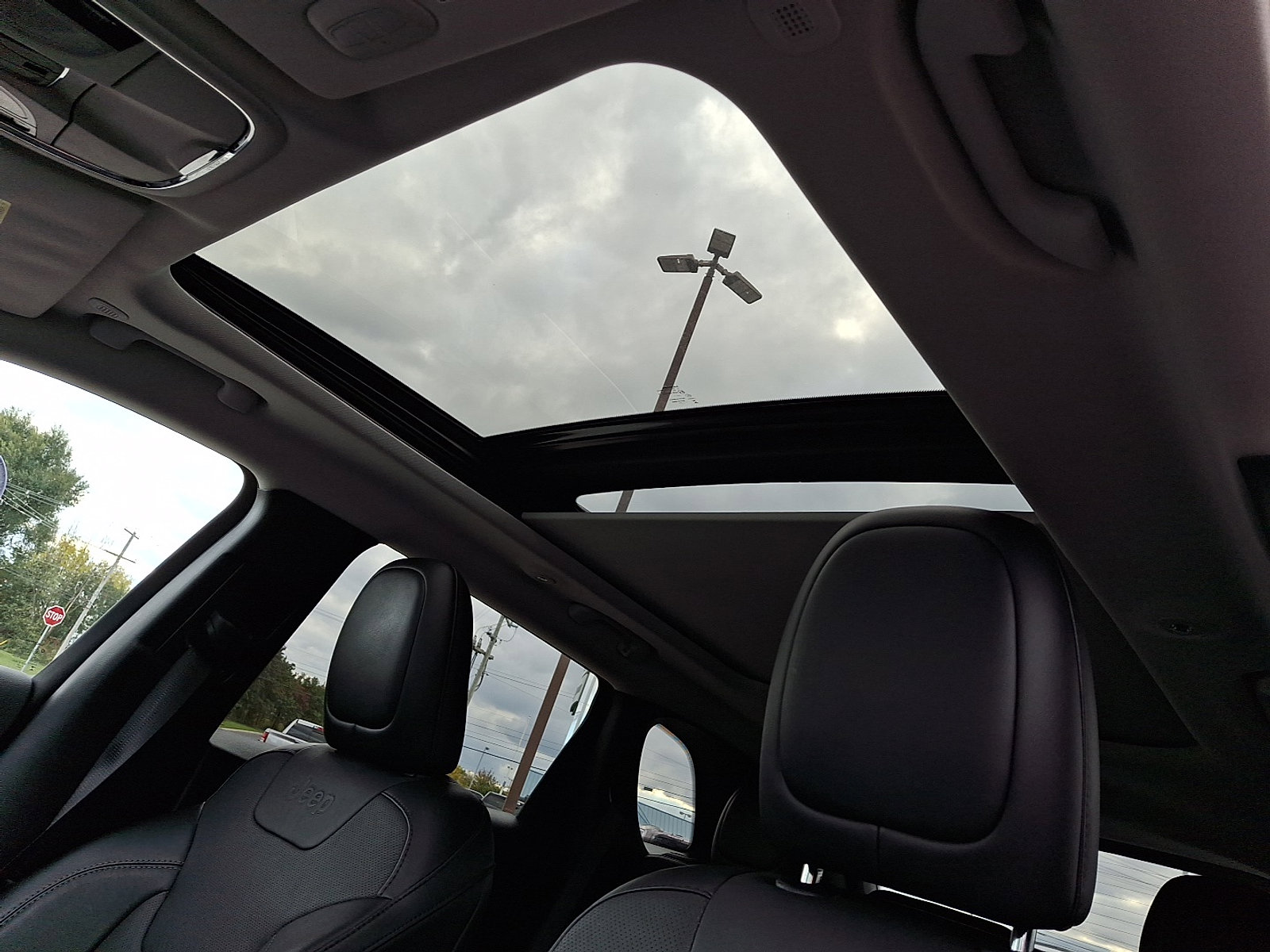 Certified 2022 Jeep Cherokee Latitude Lux w/ Sun & Sound Group image 16