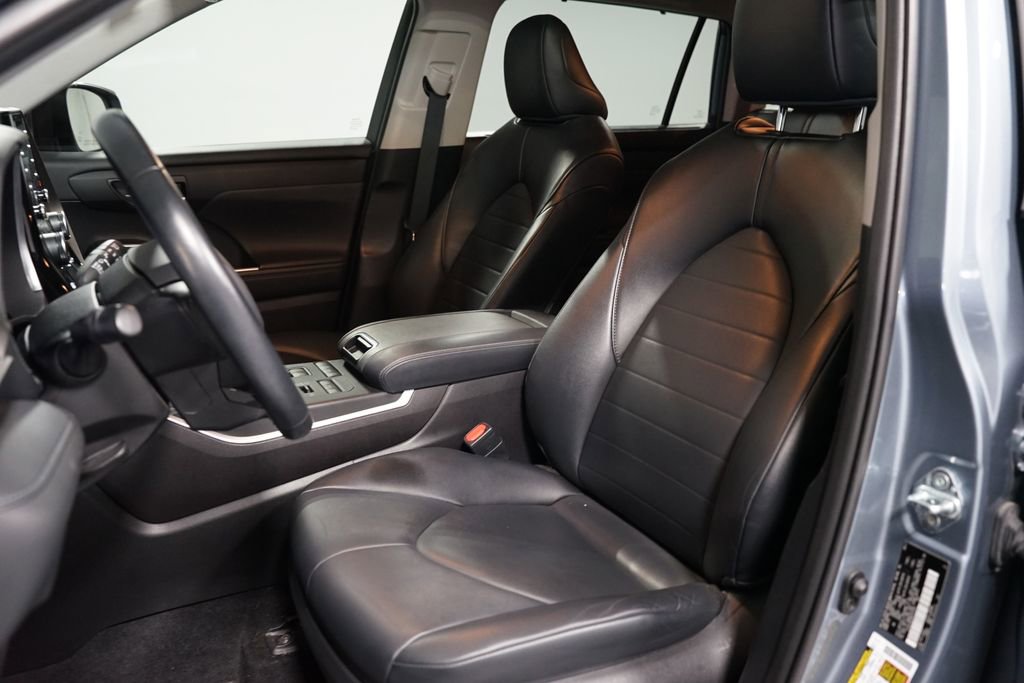 Used 2021 Toyota Highlander XLE image 6