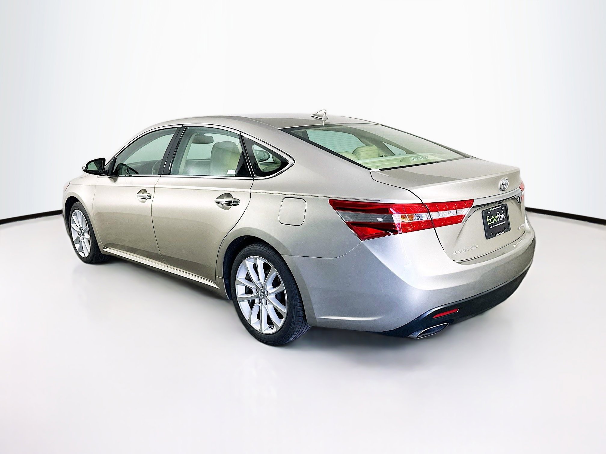Used 2015 Toyota Avalon Limited w/ Technology Package FWD image 5