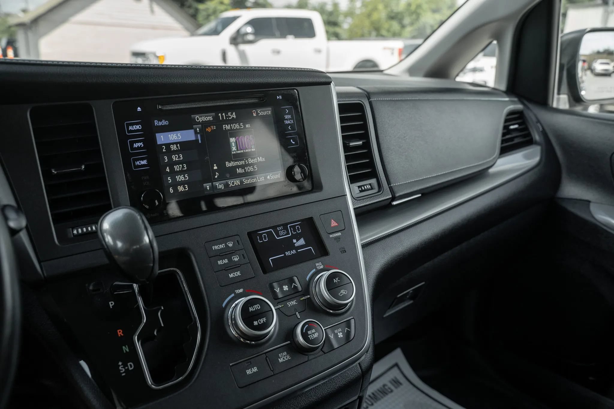 Used 2015 Toyota Sienna SE FWD image 23