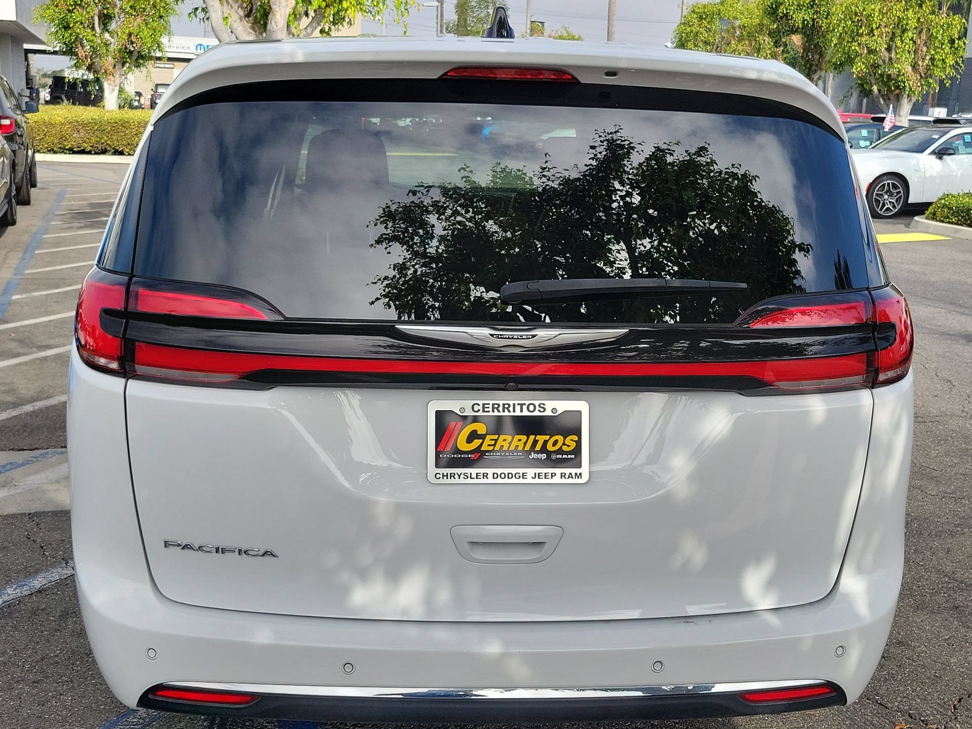 Certified 2024 Chrysler Pacifica Touring-L FWD image 3
