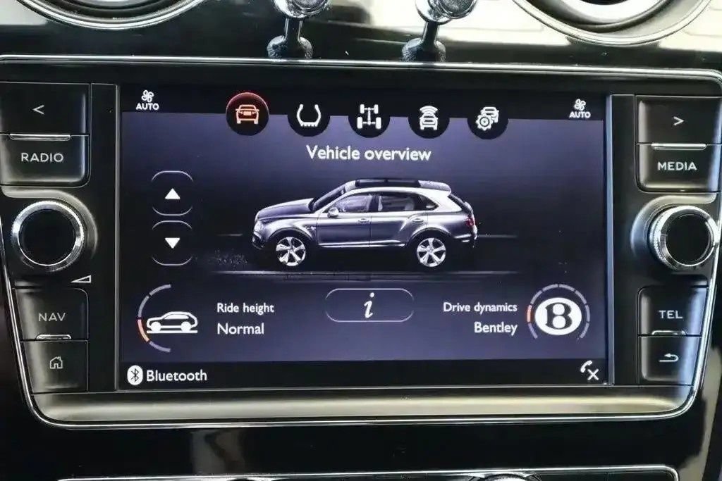 Used 2017 Bentley Bentayga AWD/4WD image 23