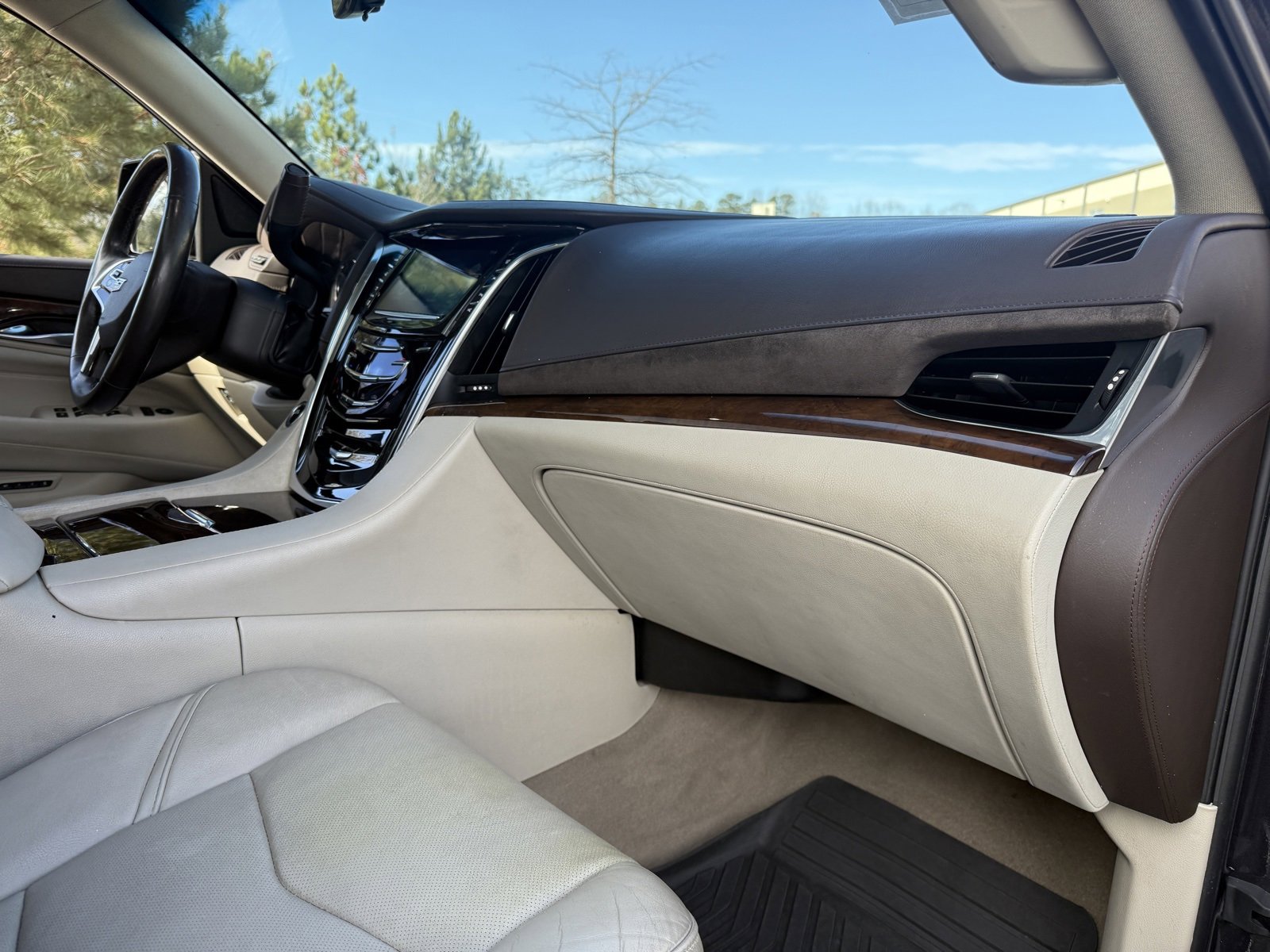 Used 2017 Cadillac Escalade Premium Luxury image 23