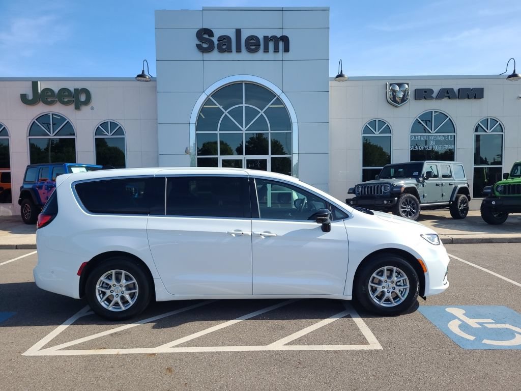 New 2025 Chrysler Pacifica Select