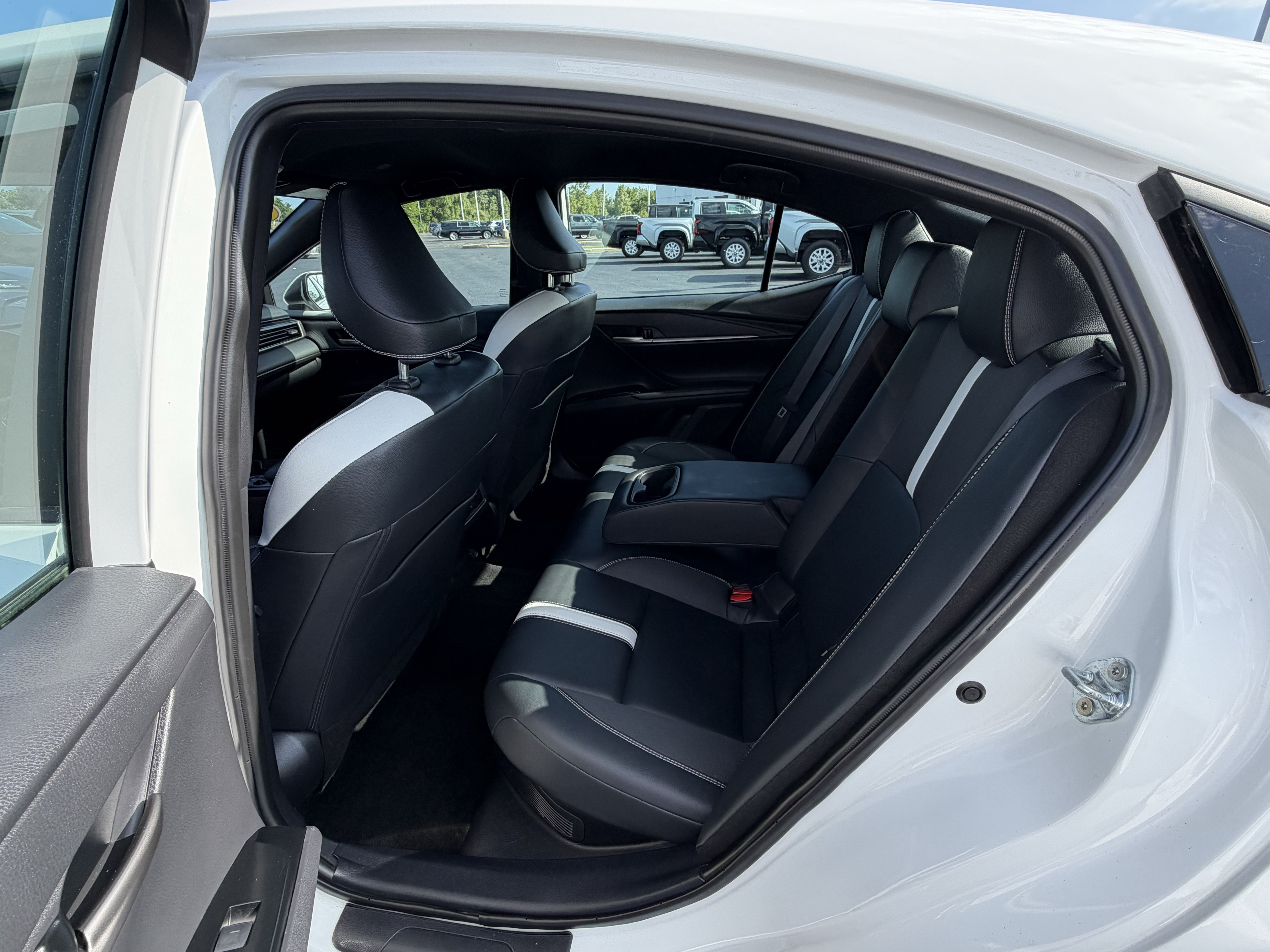 Used 2025 Toyota Camry SE FWD image 15