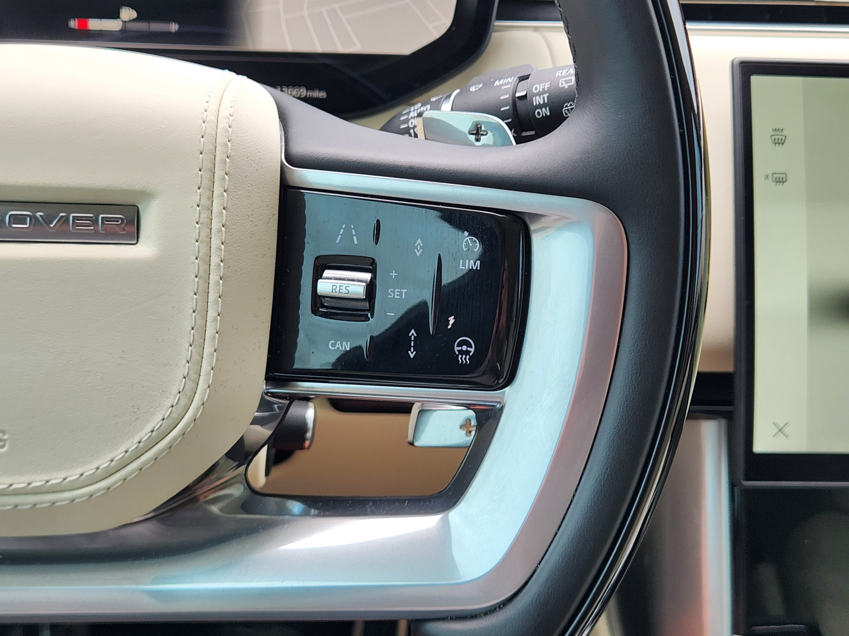 Certified 2025 Land Rover Range Rover SE AWD/4WD image 24