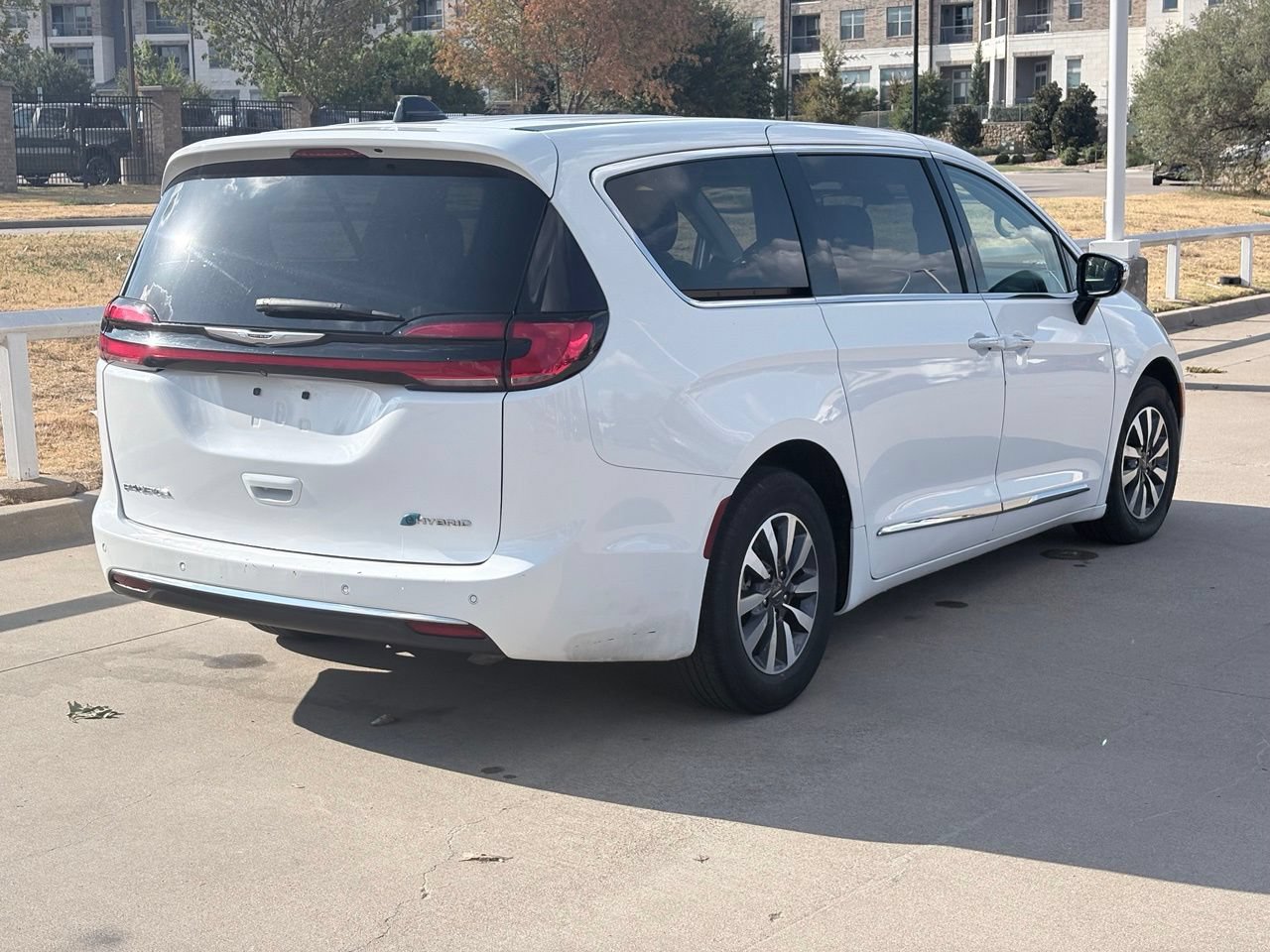Used 2023 Chrysler Pacifica Limited FWD image 4