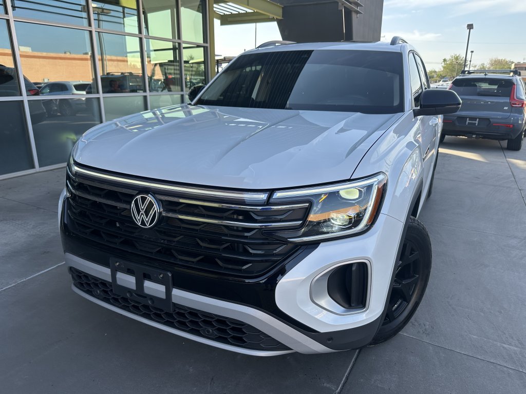 Used 2024 Volkswagen Atlas Peak Edition SEL AWD/4WD image 2