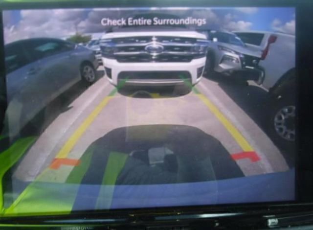 Used 2023 Chrysler Pacifica Touring-L image 9