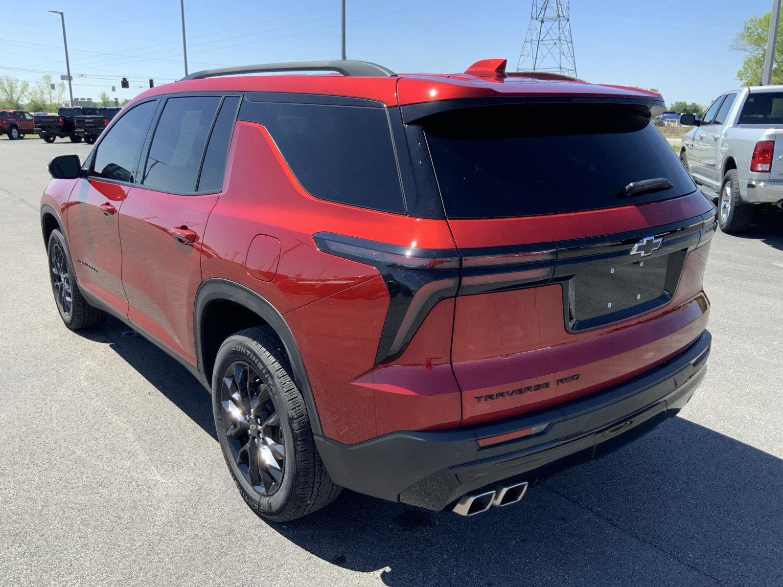 Used 2025 Chevrolet Traverse LT w/ Midnight/Sport Edition AWD/4WD image 9