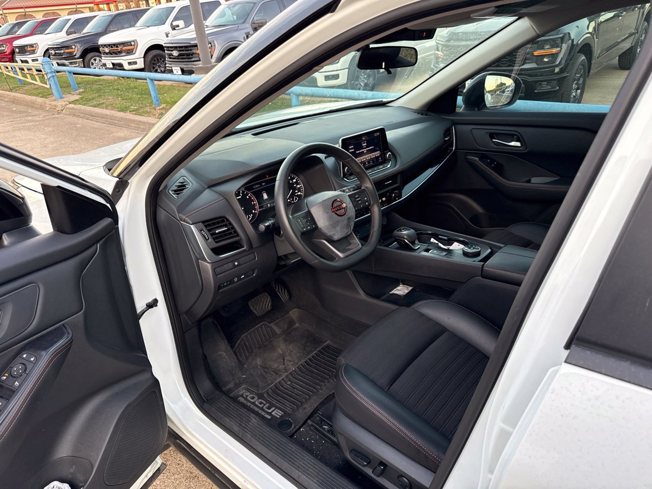 Used 2025 Nissan Rogue SV AWD/4WD image 21