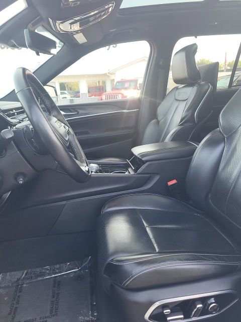 Used 2023 Jeep Grand Cherokee Overland w/ Advanced Protech Group III image 16