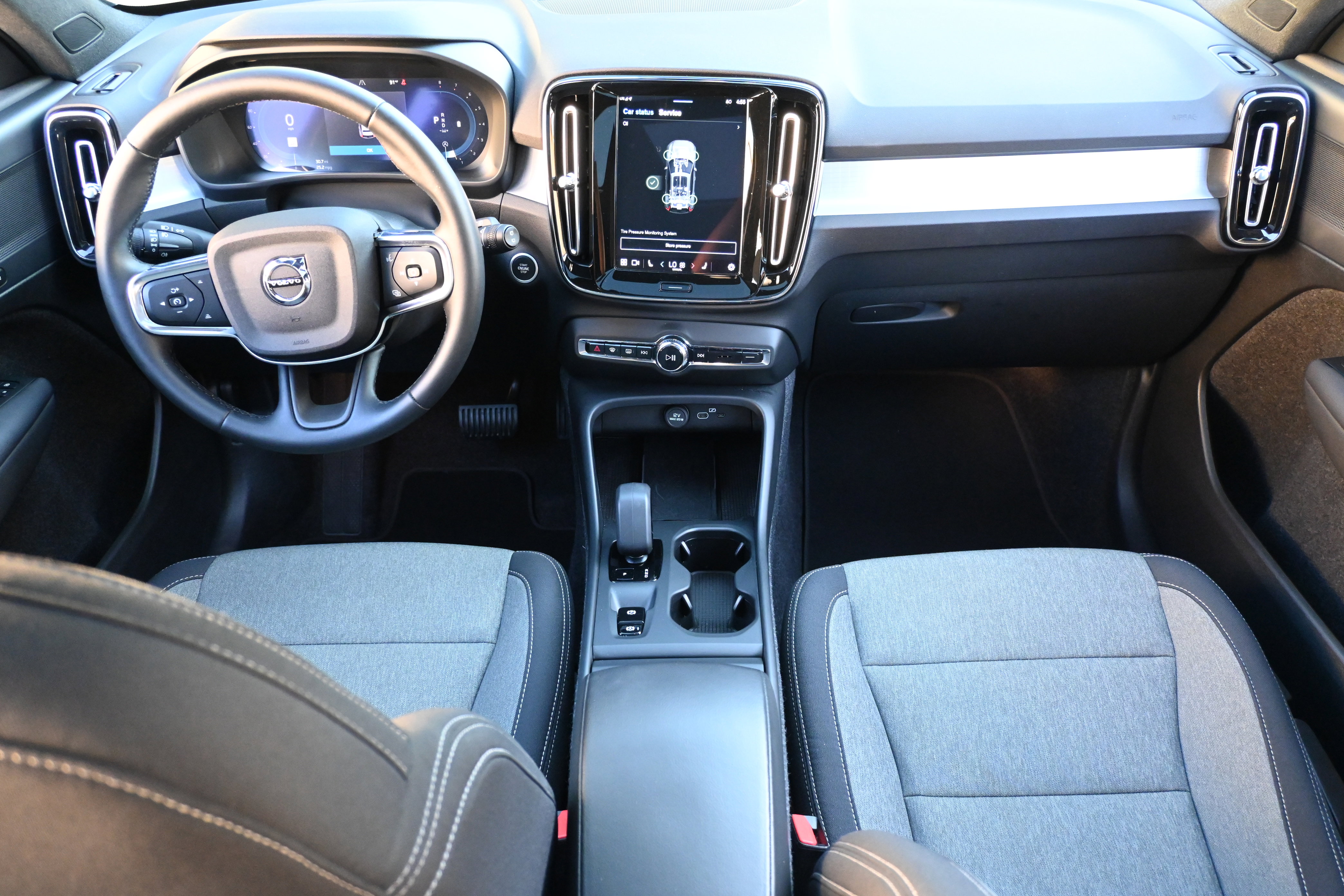 Used 2025 Volvo XC40 B5 Core image 23