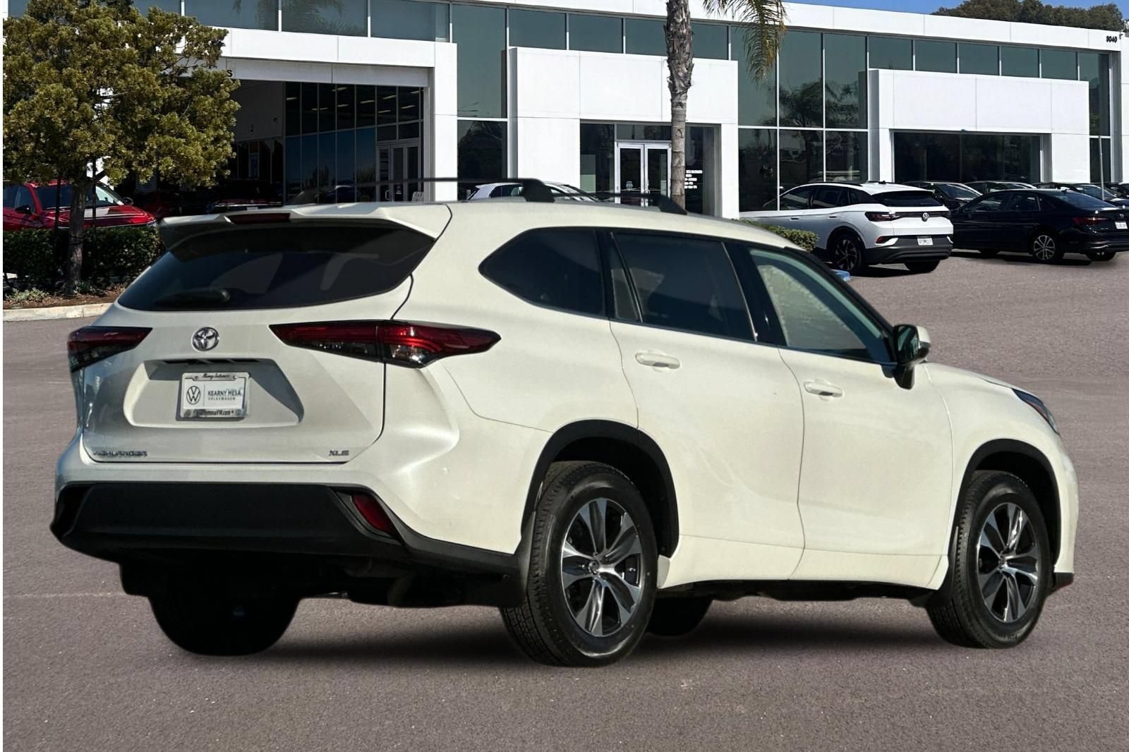 Used 2022 Toyota Highlander XLE FWD image 3
