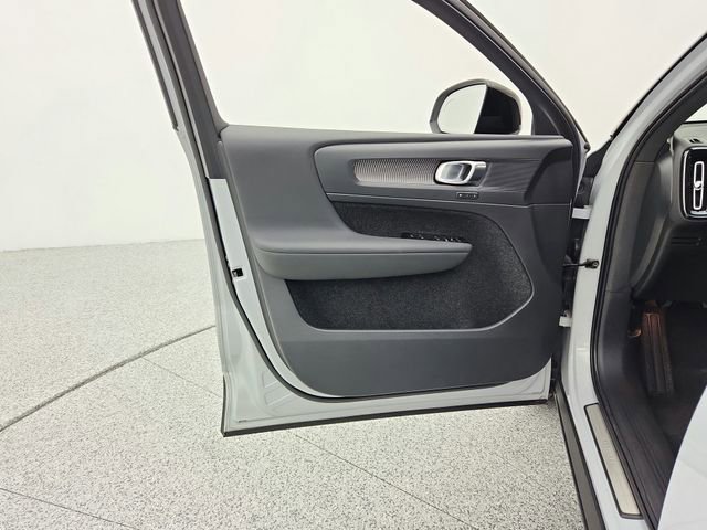 Certified 2022 Volvo XC40 P8 Recharge Plus image 38