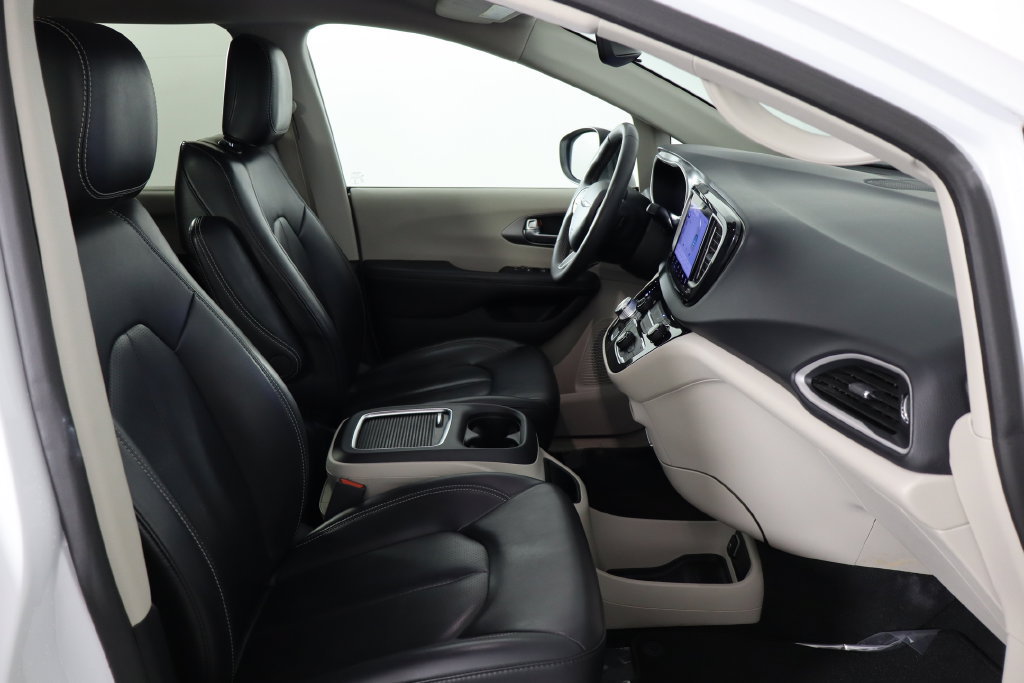 Used 2023 Chrysler Pacifica Touring-L FWD image 18