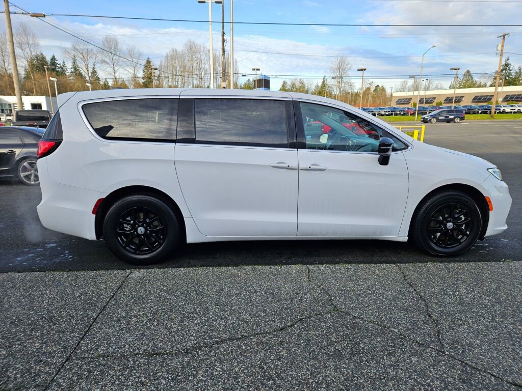 Used 2024 Chrysler Pacifica Touring-L image 6