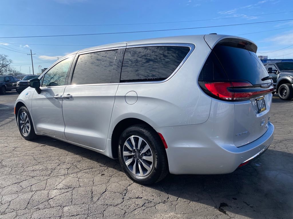 Used 2024 Chrysler Pacifica Select image 6