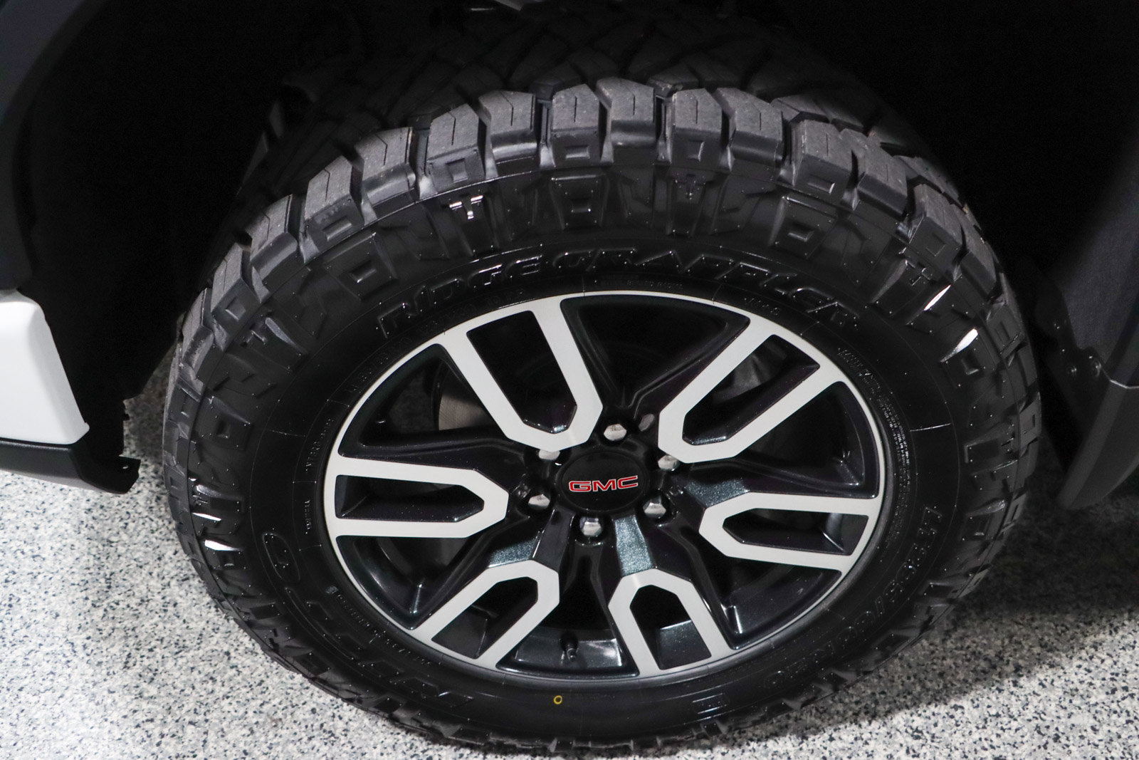 Used 2024 GMC Sierra 1500 AT4 w/ Technology Package AWD/4WD image 12