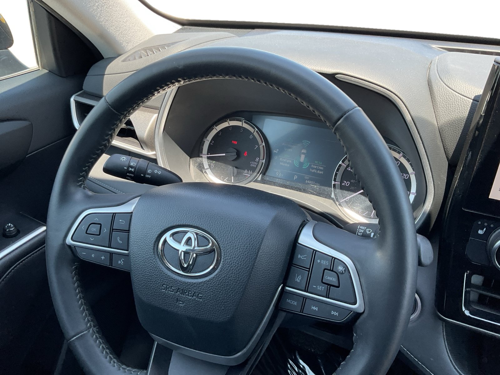 Used 2024 Toyota Highlander XLE FWD image 12
