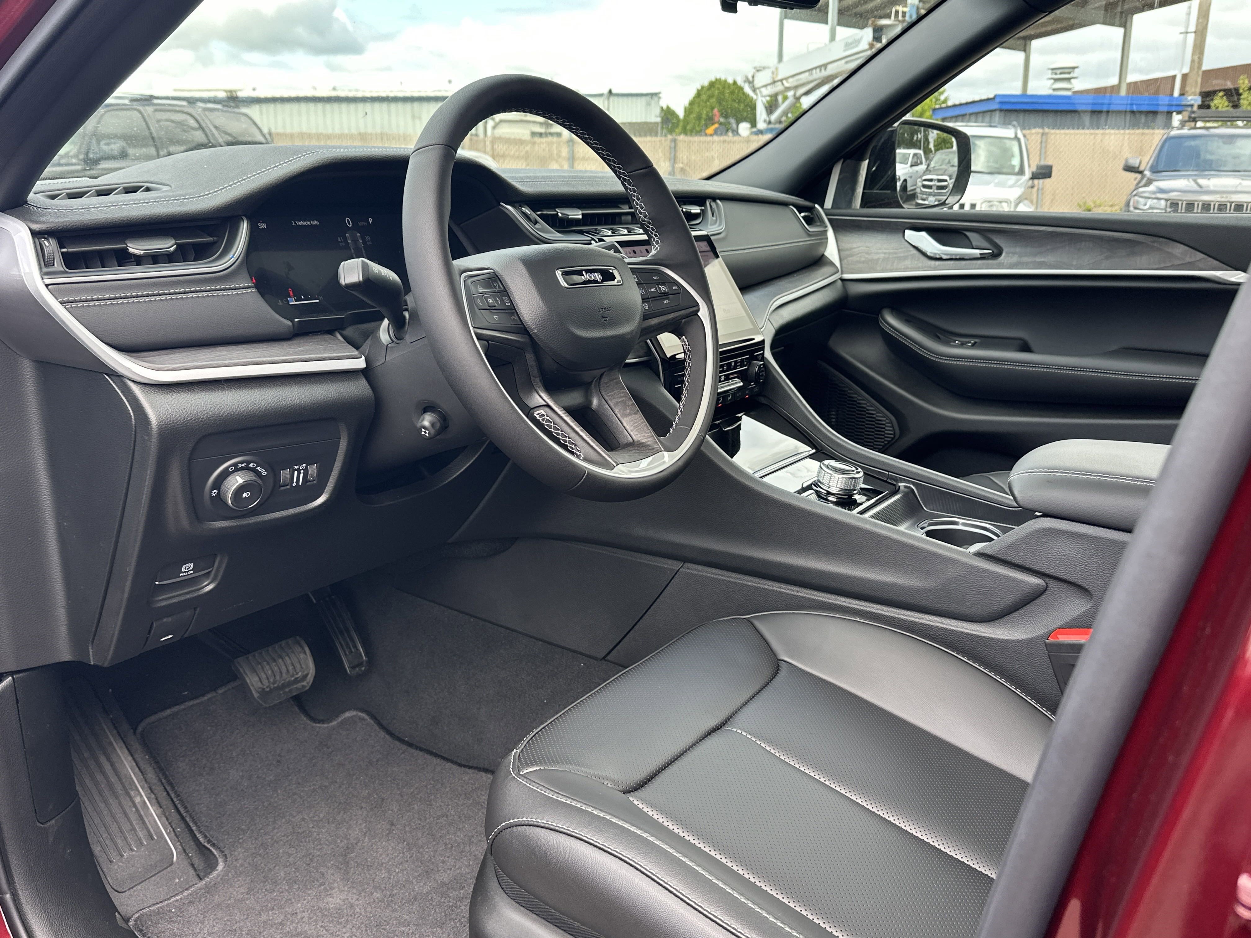 New 2025 Jeep Grand Cherokee Limited w/ Luxury Tech Group II image 9