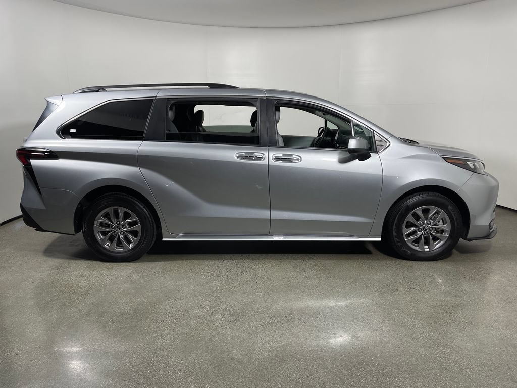Certified 2025 Toyota Sienna XLE FWD image 2