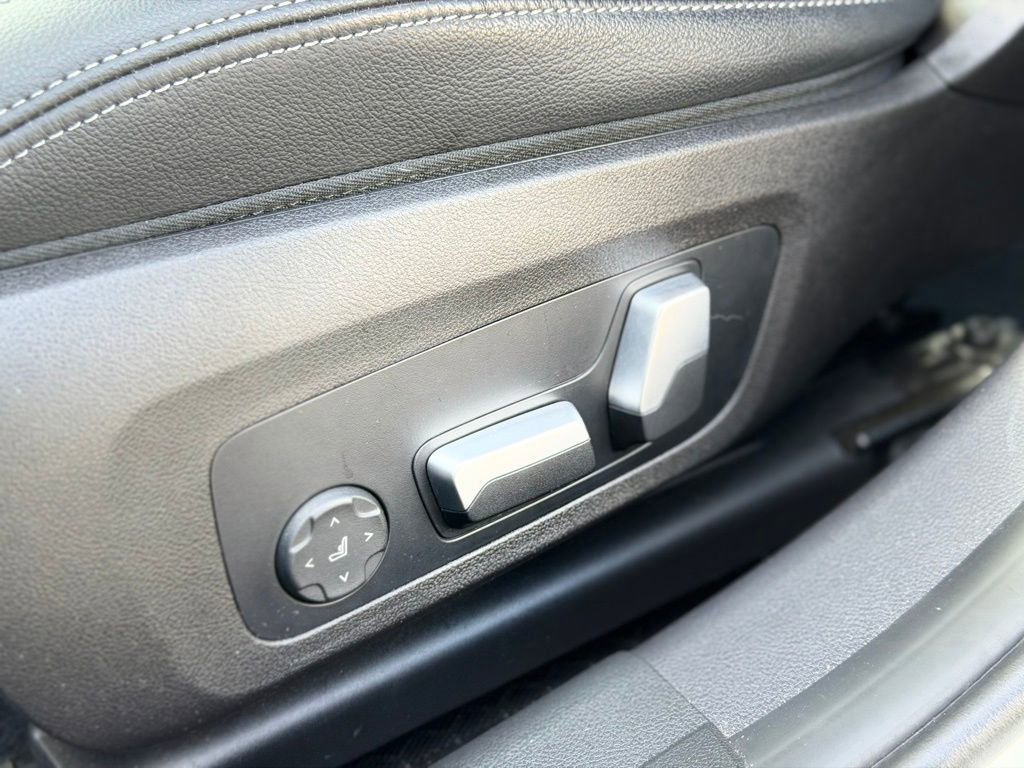 Certified 2023 BMW 330i xDrive Sedan w/ Driving Assistance Package image 17