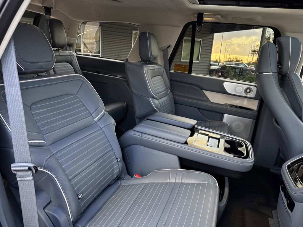 Used 2024 Lincoln Navigator Black Label image 11