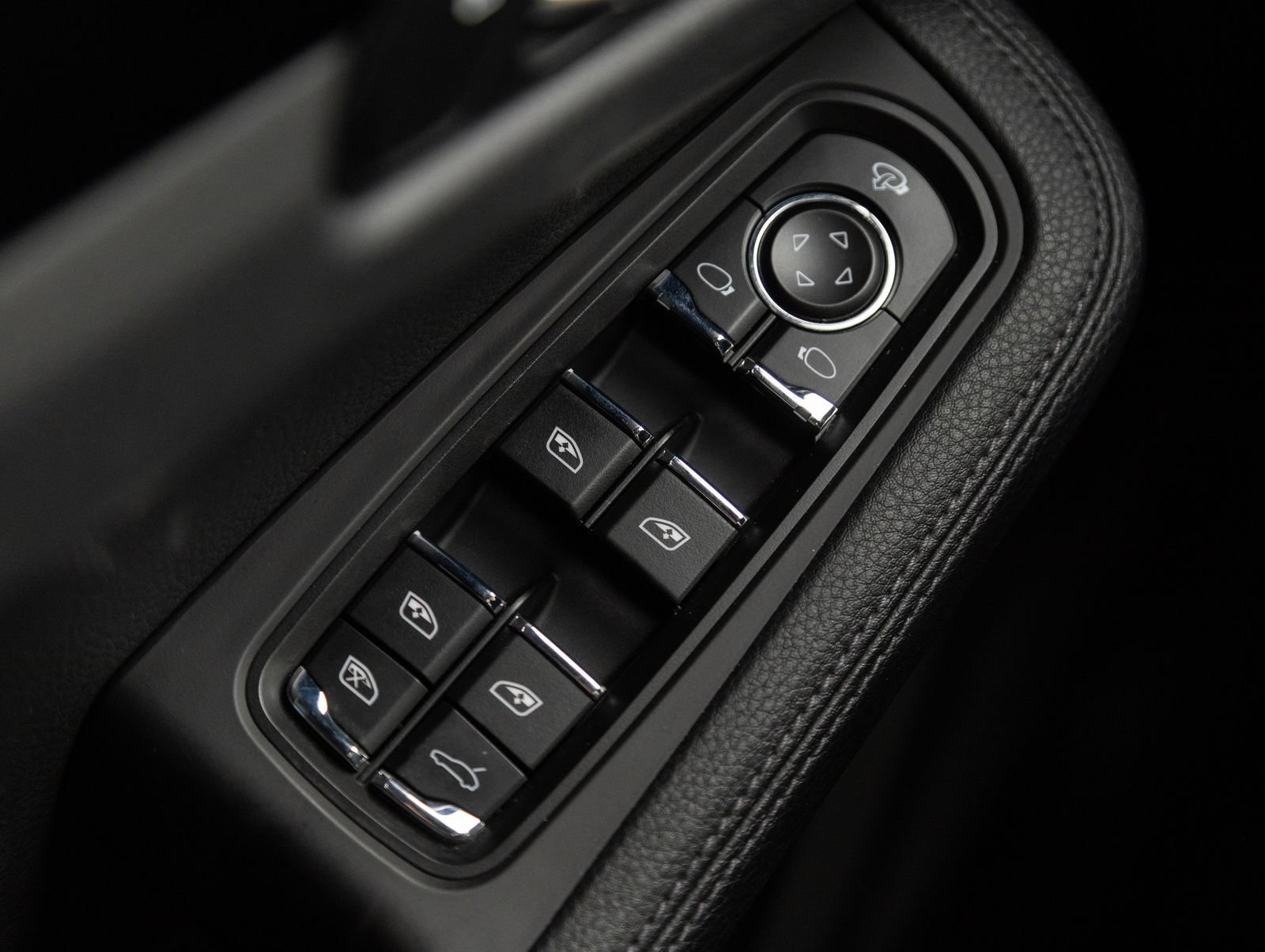 Certified 2023 Porsche Macan AWD/4WD image 19