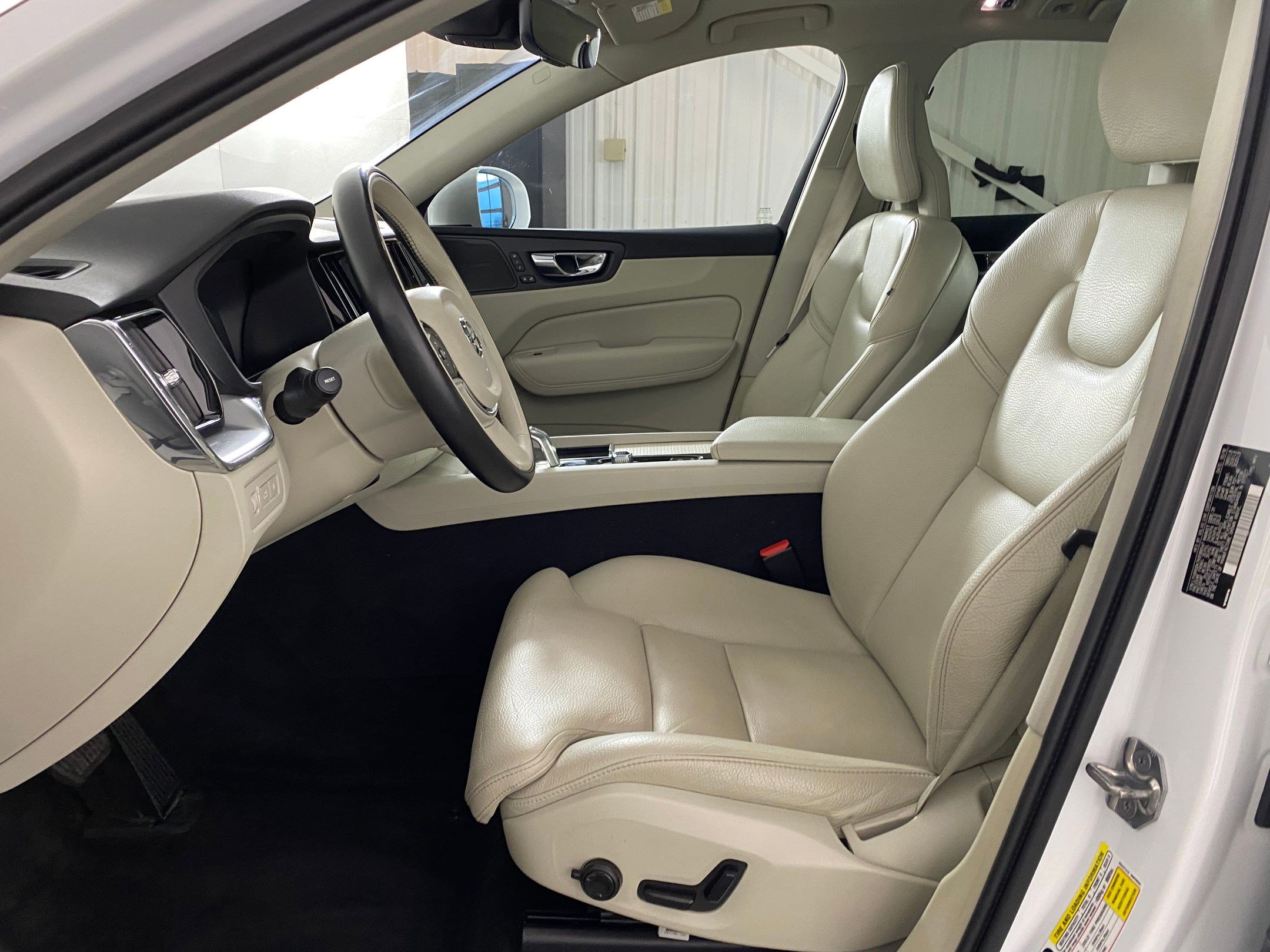 Used 2019 Volvo XC60 T8 Momentum w/ Advanced Package image 4