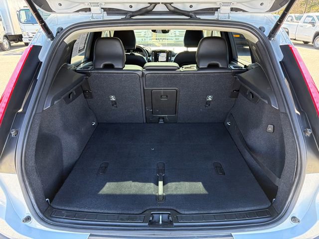 Used 2021 Volvo XC40 T4 Momentum image 18