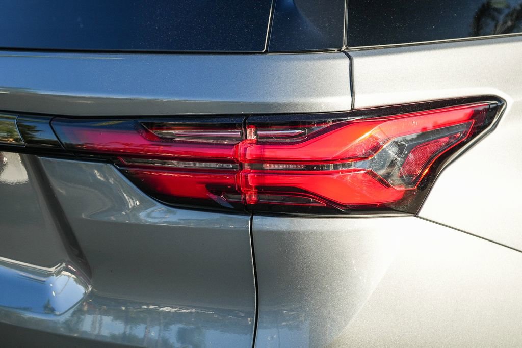 Used 2023 Chevrolet Traverse RS w/ LPO, Floor Liner Package AWD/4WD image 7
