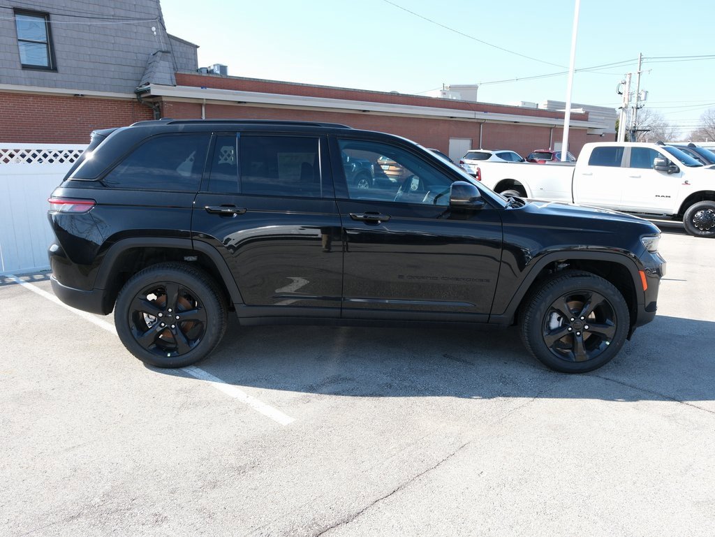 New 2025 Jeep Grand Cherokee Limited w/ Black Appearance Package image 2