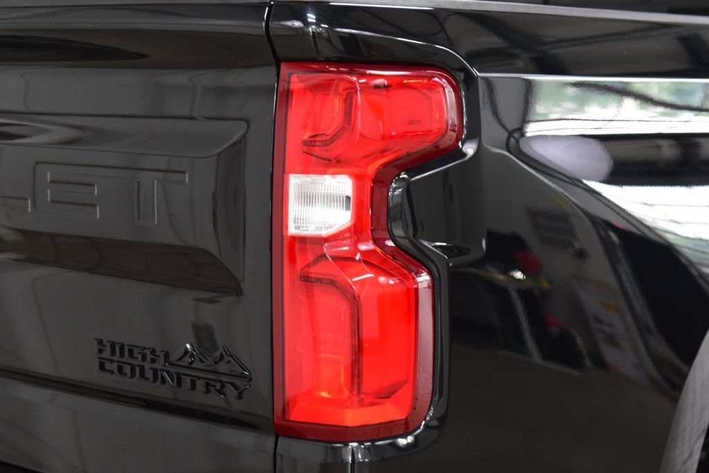 Used 2025 Chevrolet Silverado 1500 High Country w/ Midnight Edition AWD/4WD image 17