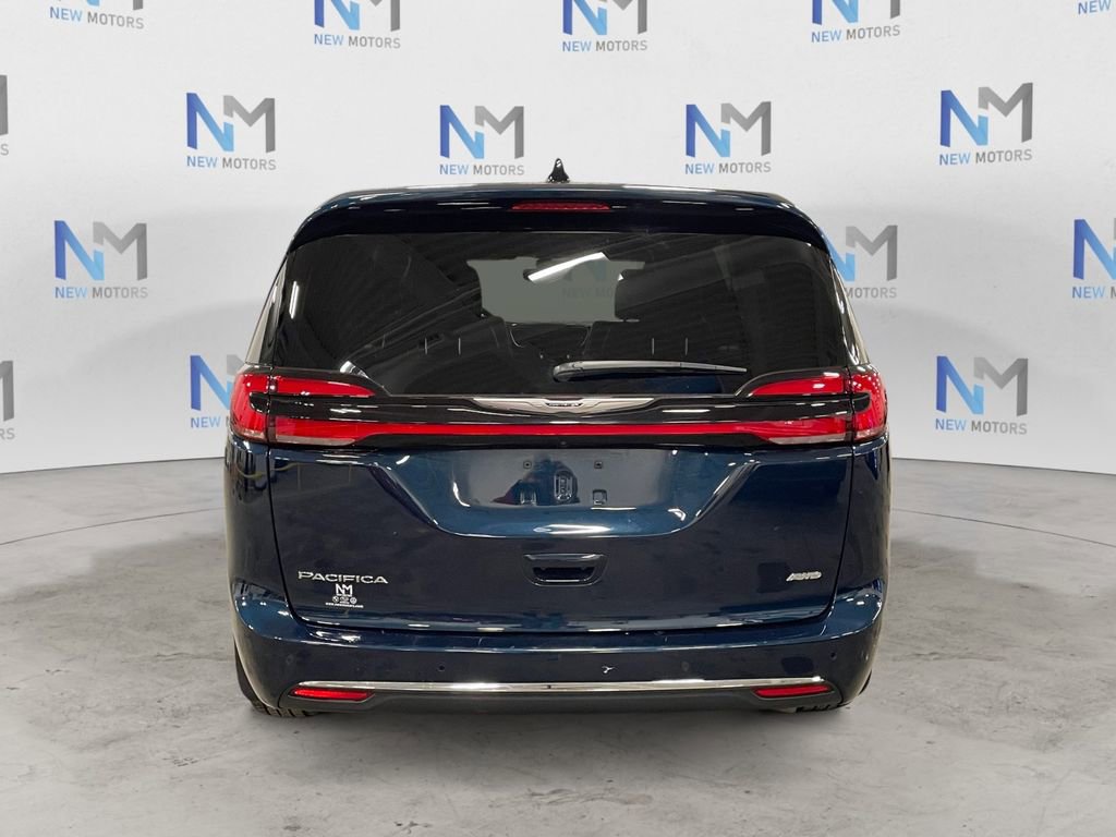 Used 2025 Chrysler Pacifica Select AWD/4WD image 4