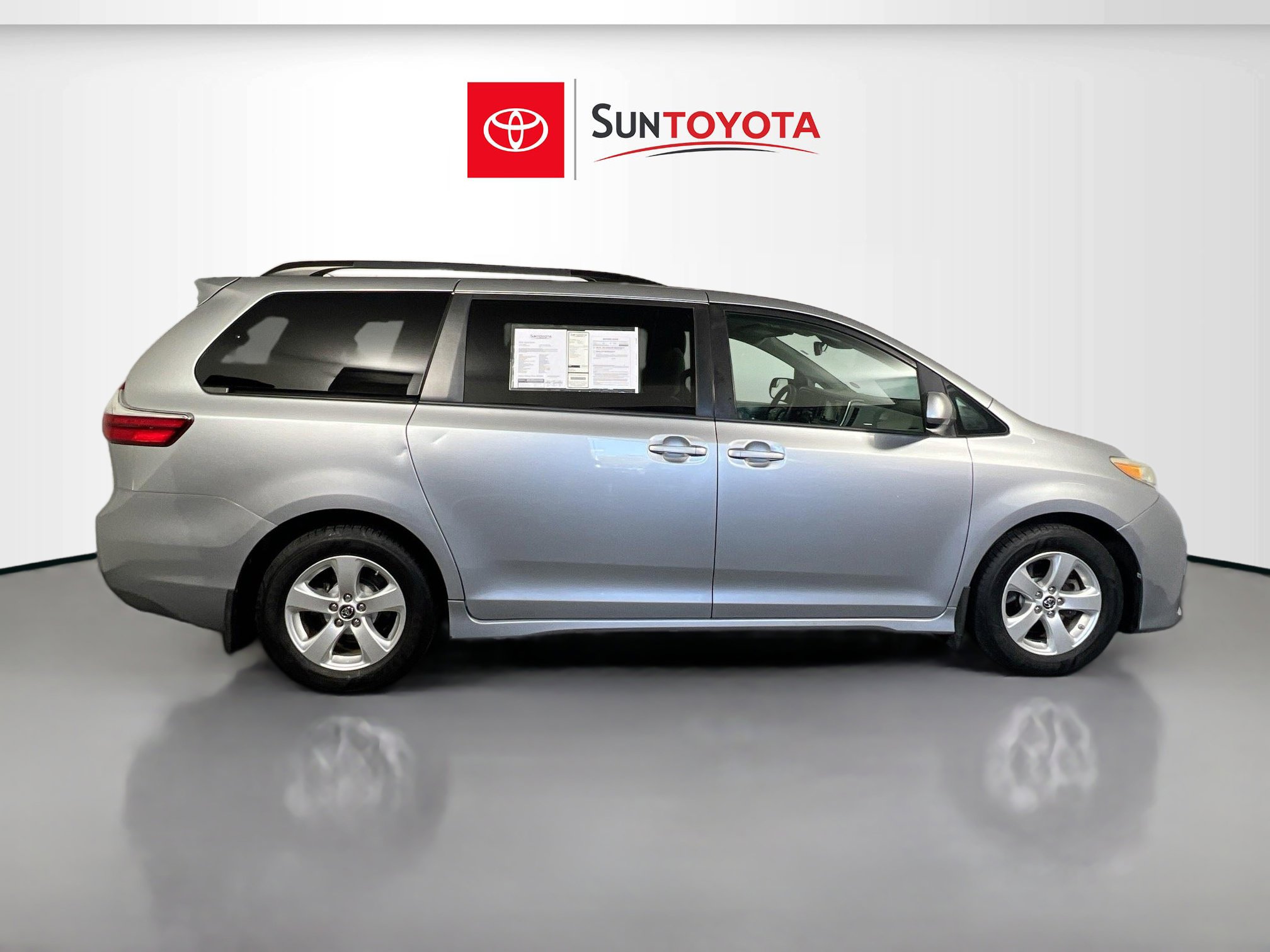 Used 2018 Toyota Sienna LE image 2