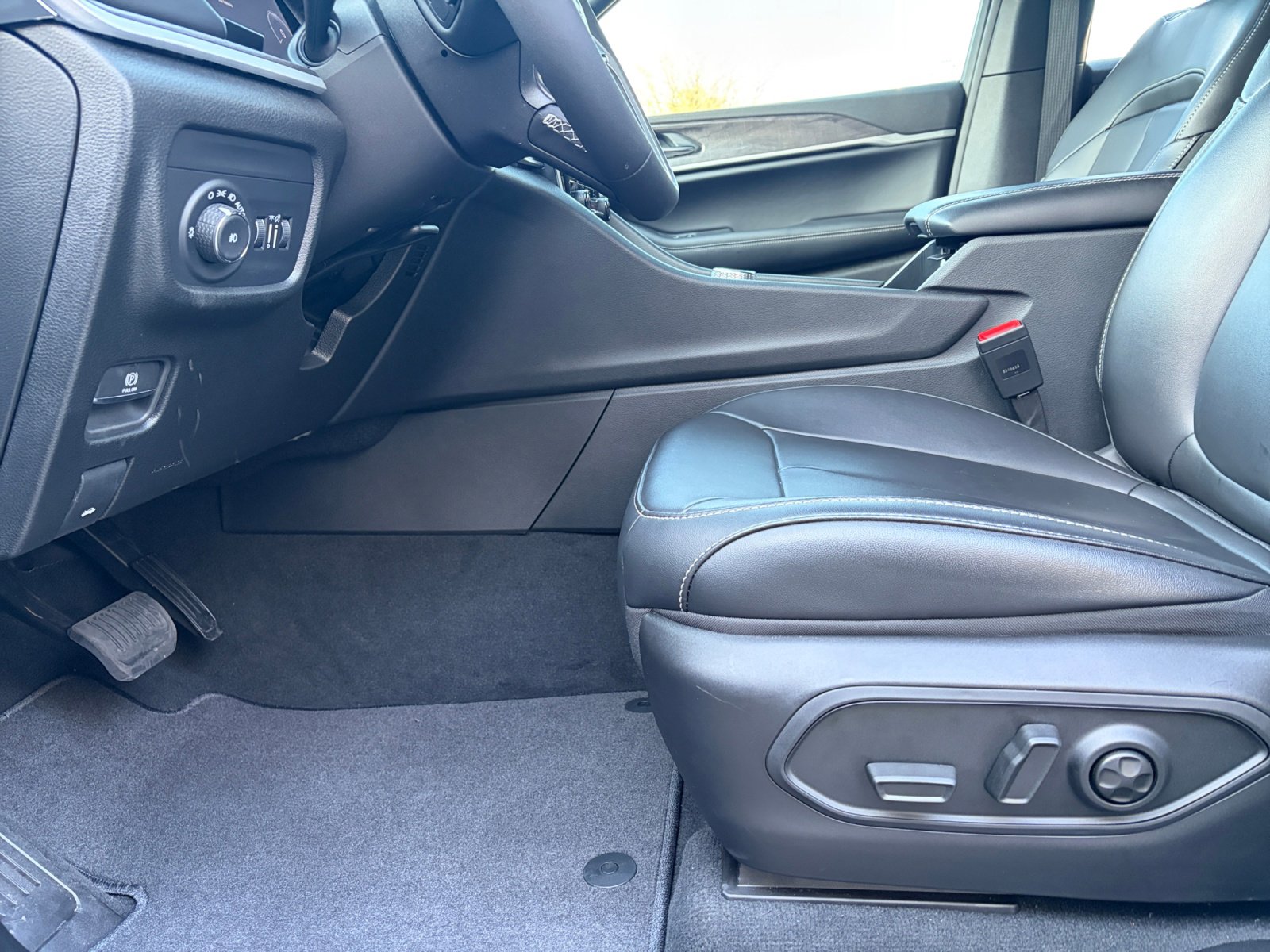 New 2025 Jeep Grand Cherokee Limited w/ Black Appearance Package image 13