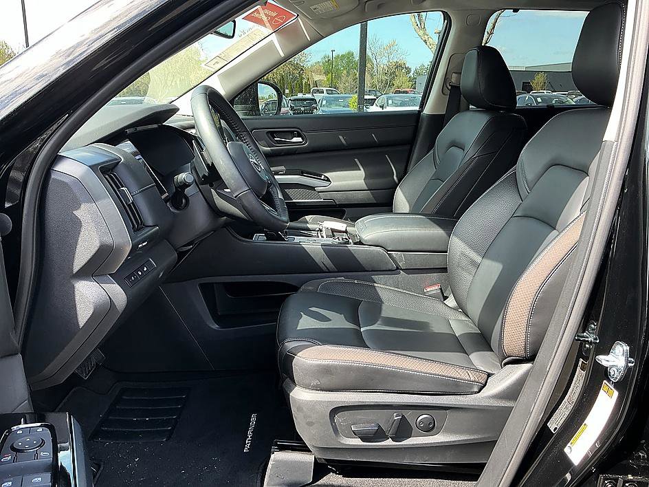 Certified 2025 Nissan Pathfinder SL image 12