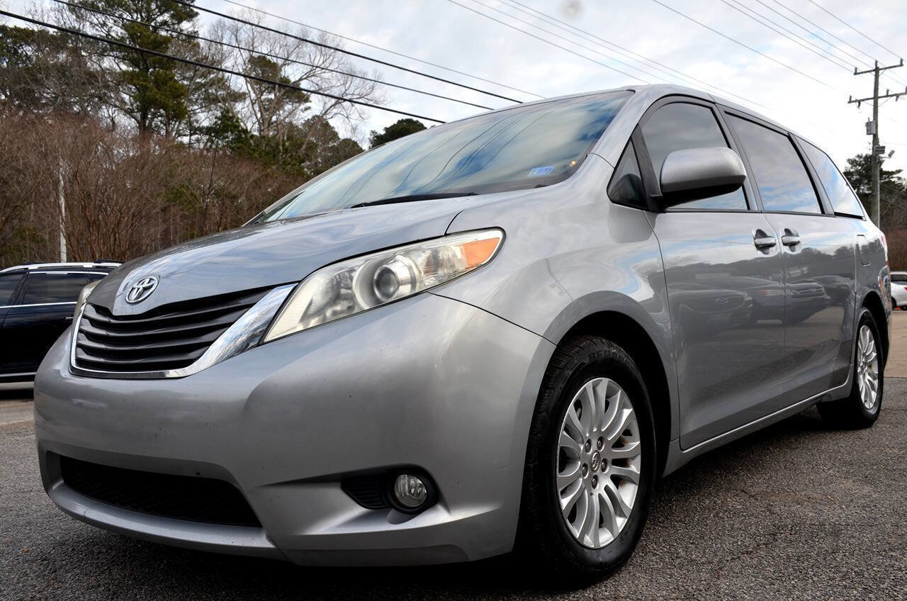 Used 2013 Toyota Sienna XLE image 2