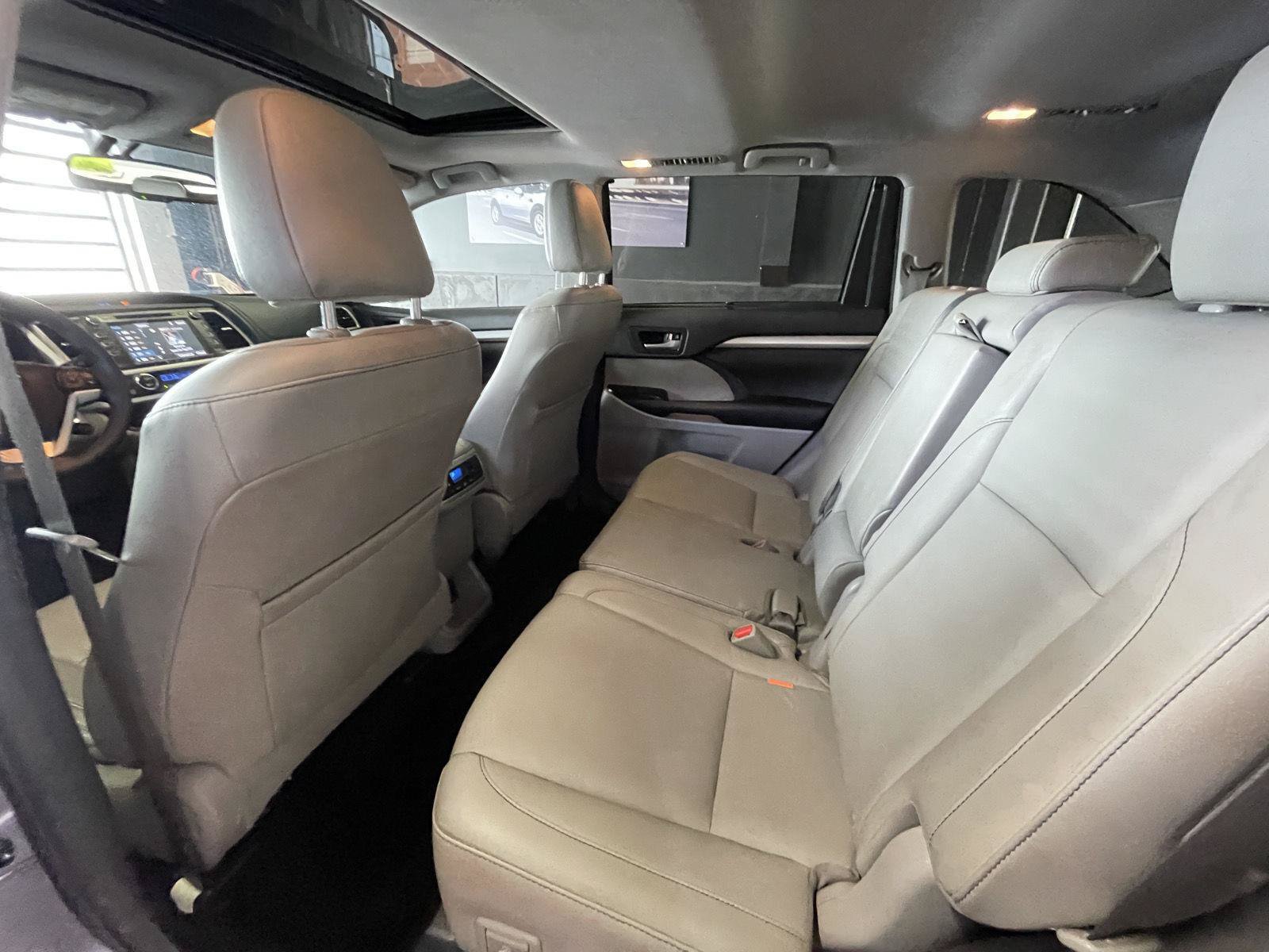 Used 2016 Toyota Highlander XLE AWD/4WD image 17