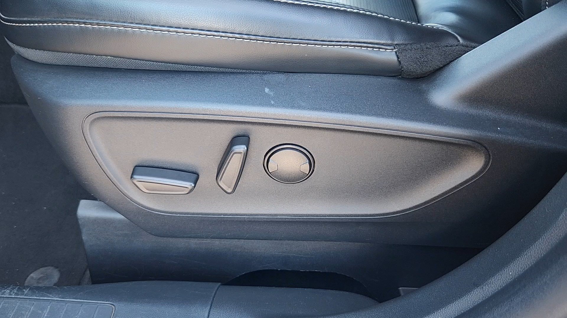 Certified 2025 Ford Escape Platinum AWD/4WD image 9