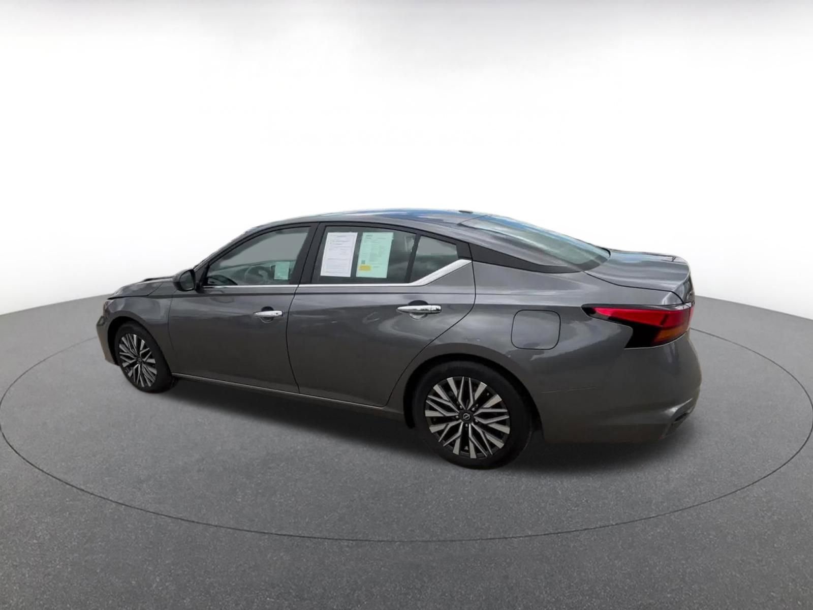 Used 2025 Nissan Altima 2.5 SV FWD image 10