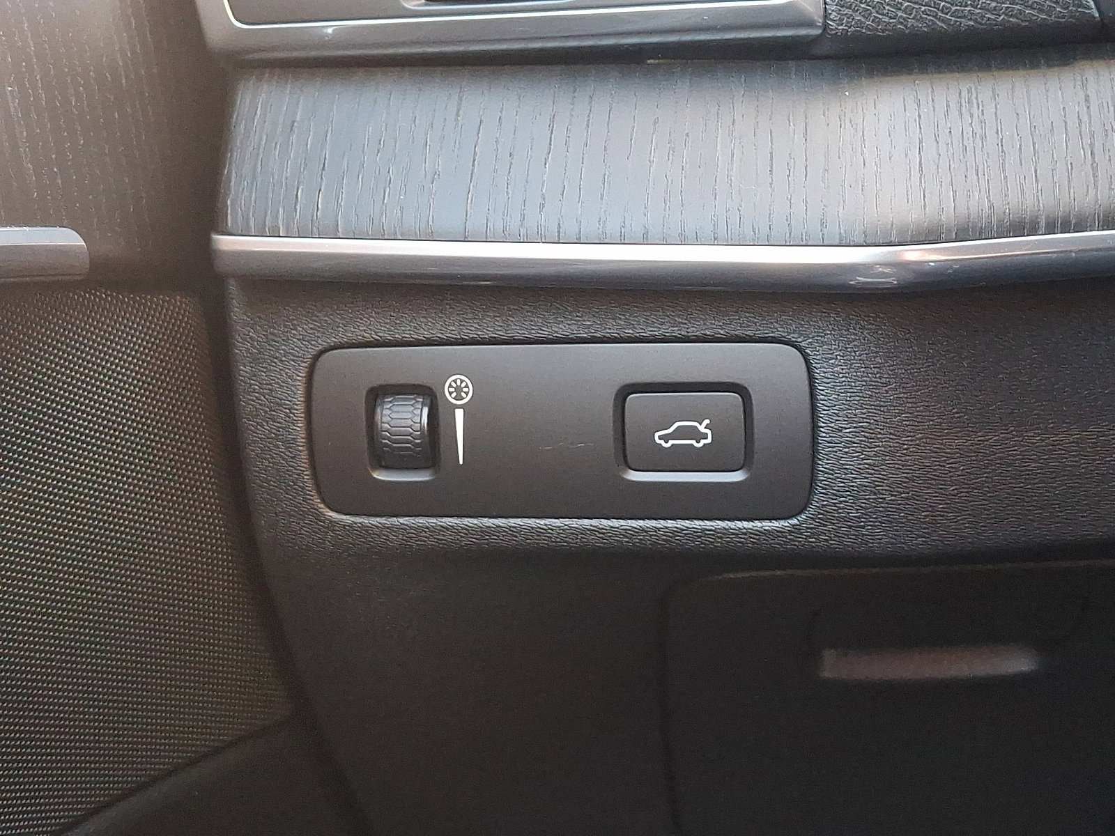 Used 2020 Volvo XC90 T6 Momentum w/ Protection Package Premier image 24