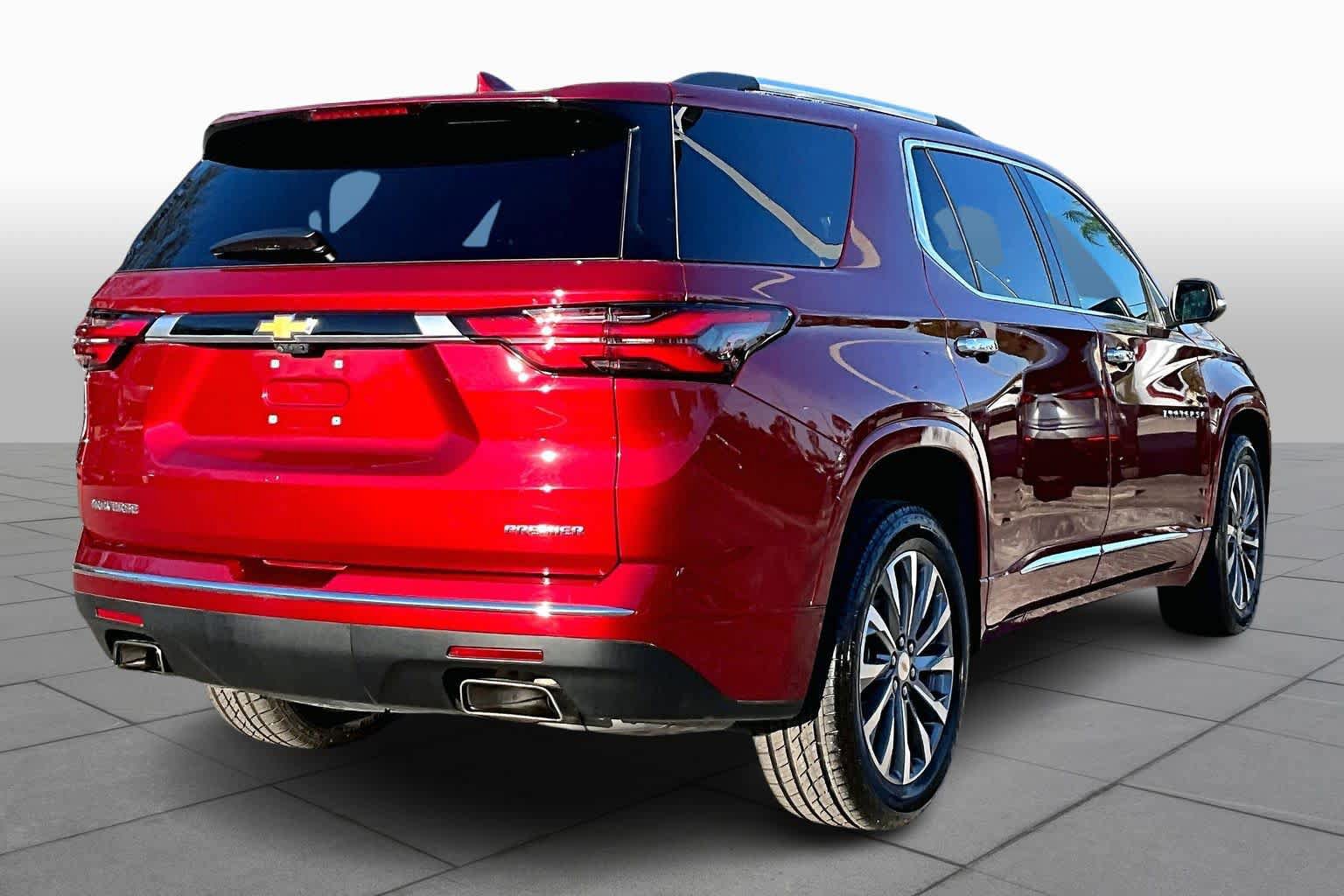 Used 2023 Chevrolet Traverse Premier FWD image 14