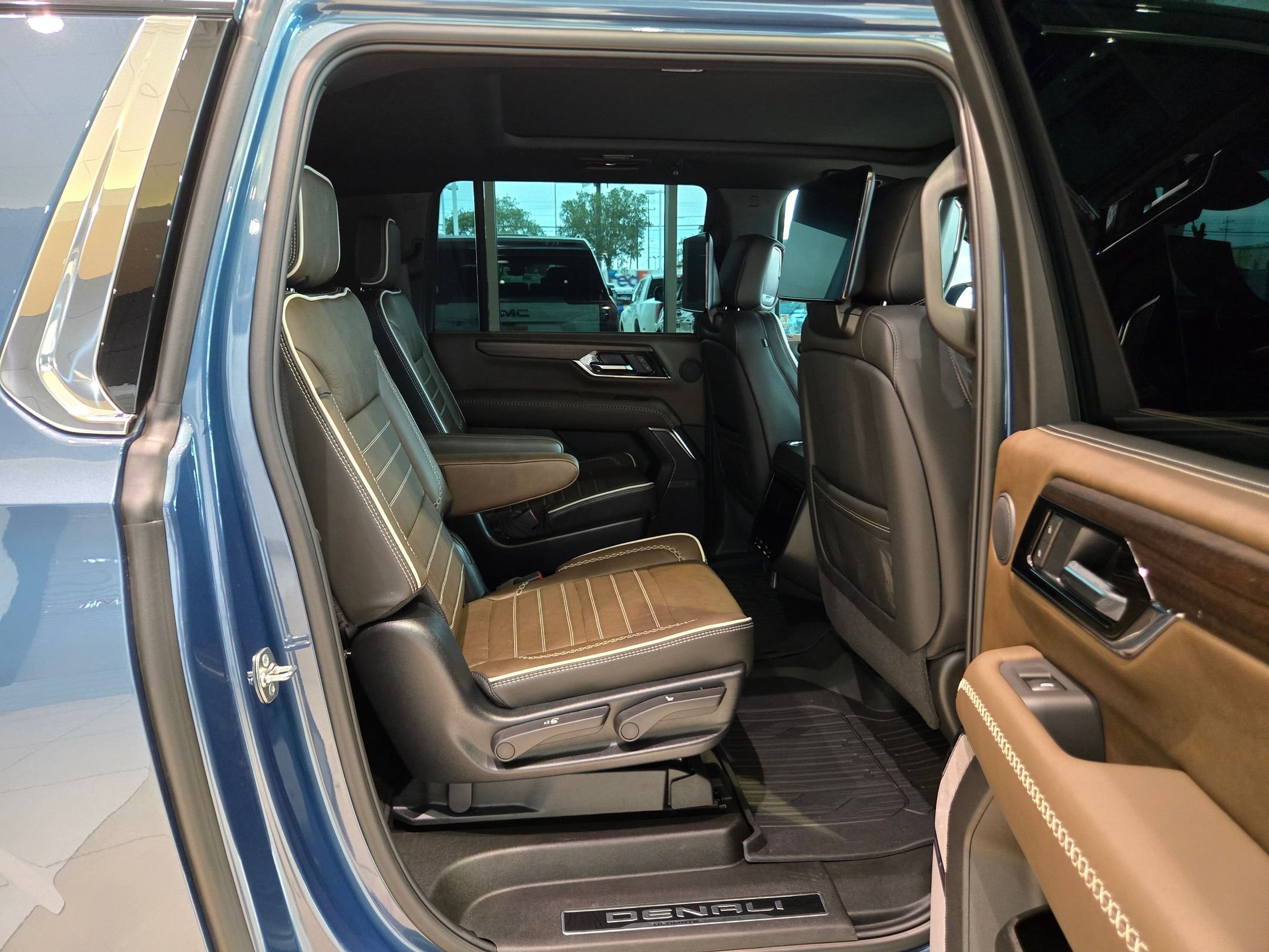 Used 2025 GMC Yukon XL Denali Ultimate w/ LPO, Floor Liner Package AWD/4WD image 23