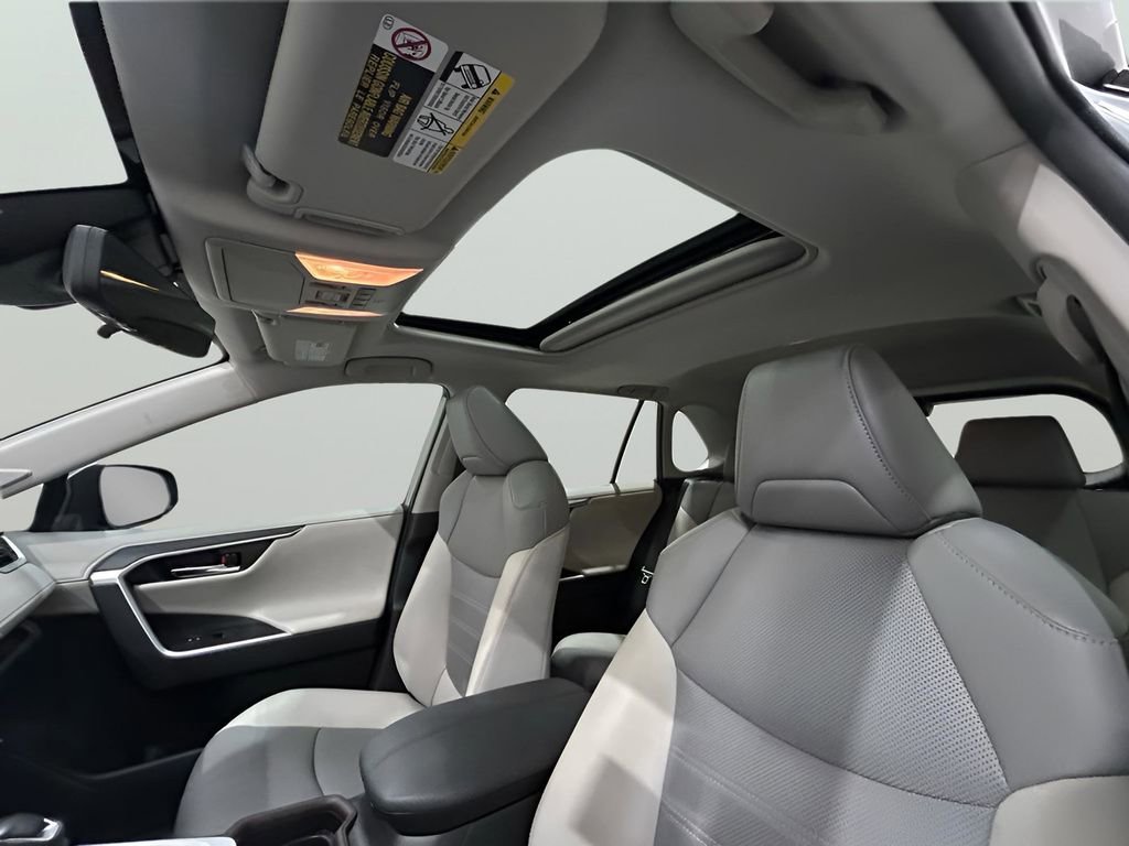 Used 2021 Toyota RAV4 Limited image 16