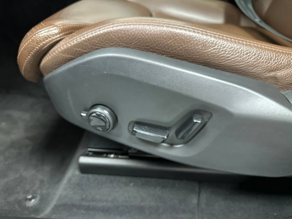 Used 2019 Volvo XC60 T6 Momentum w/ Multimedia Package AWD/4WD image 16