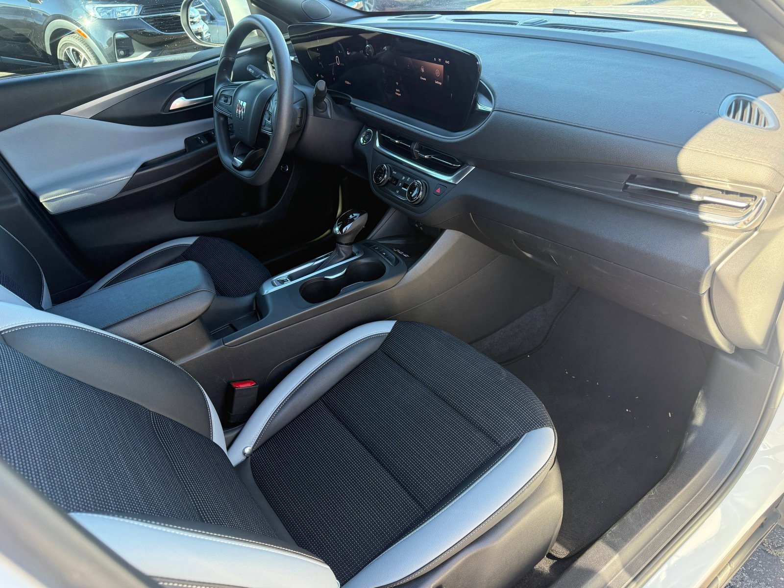 Used 2024 Buick Envista Preferred w/ Convenience II Package image 32