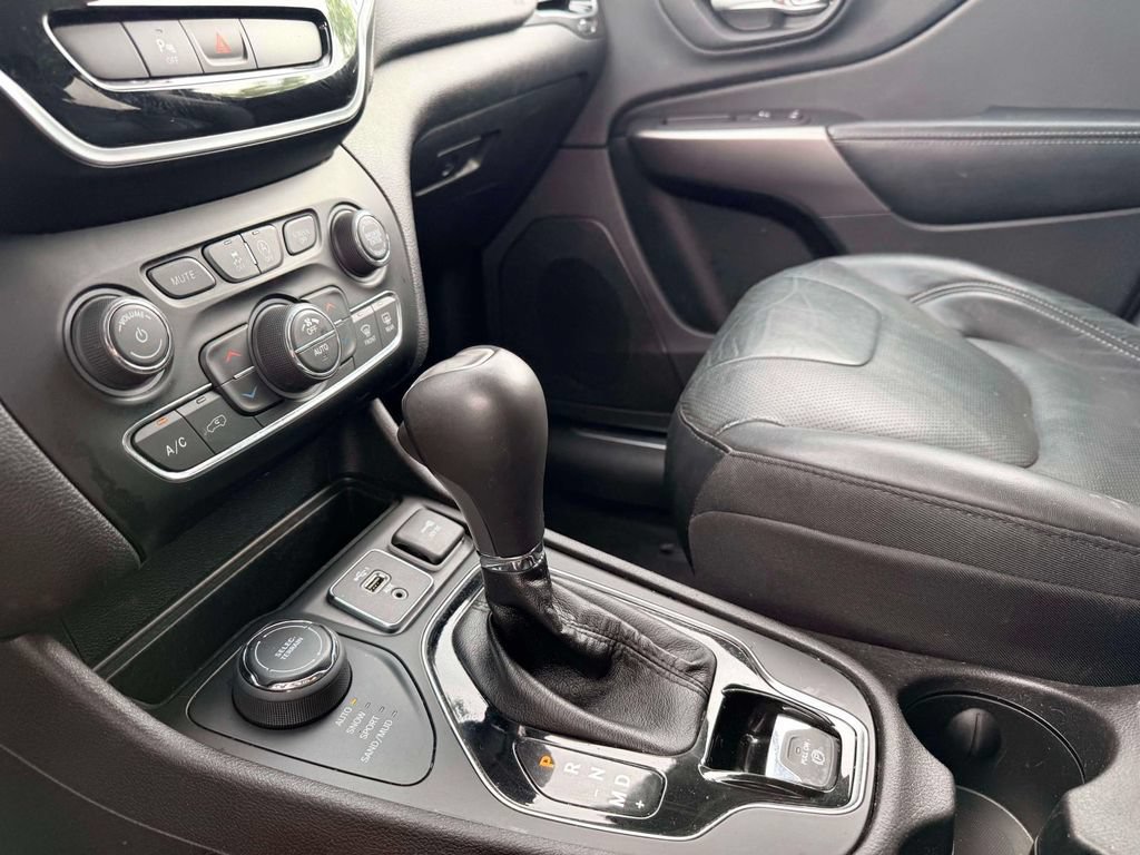 Used 2019 Jeep Cherokee Limited AWD/4WD image 25